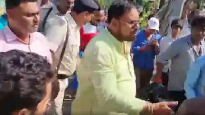 विभूतिपुर विधायक की हुई खूब फजीहत, जनता ने मुंह पर सुनाई खरी खोटी, बिना अनुमति चलाया जनसंपर्क अभियान 11