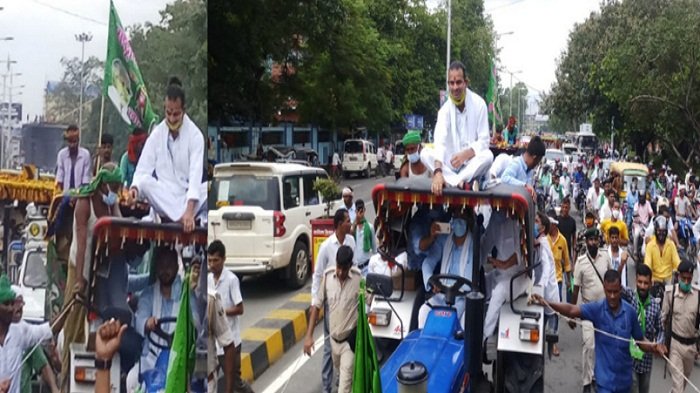 किसानों के हक के लिए तेजस्वी ने चलाया ट्रैक्टर तो तेजप्रताप बैठे छतरी पर, लगाए सरकार विरोधी नारे 9