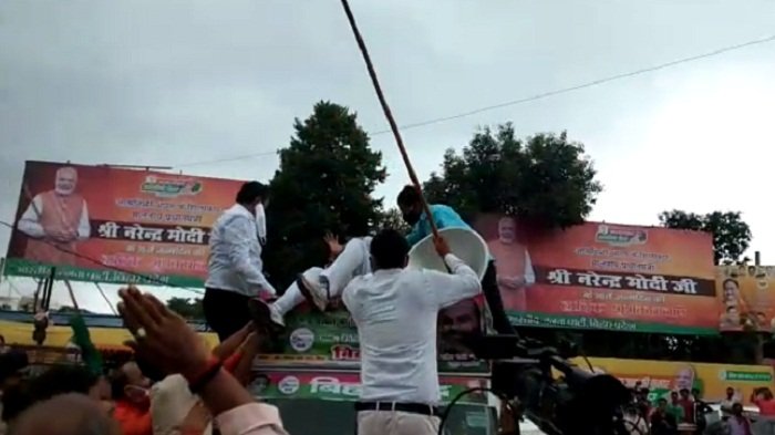 बीजेपी कार्यालय में हुआ हंगामा, बीजेपी- जाप कार्यकर्ताओं के बीच जमकर मारपीट 7