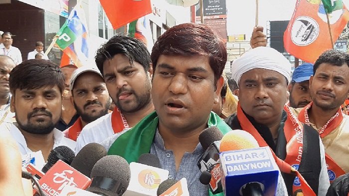 बिहार की यात्रा पर निकल गए हैं मुकेश सहनी, बोले- अबकी बार, नैया पार 6