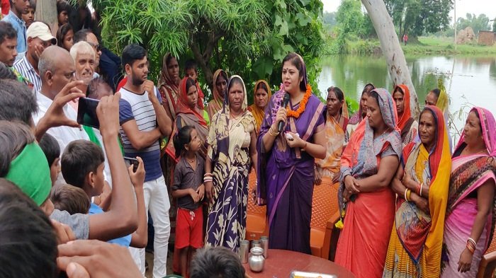 चुनाव प्रचार में डब्लू सिंह का हाथ बटा रही पत्नी दिव्या सिंह, नबीनगर की तस्वीर बदलने का किया दावा 9