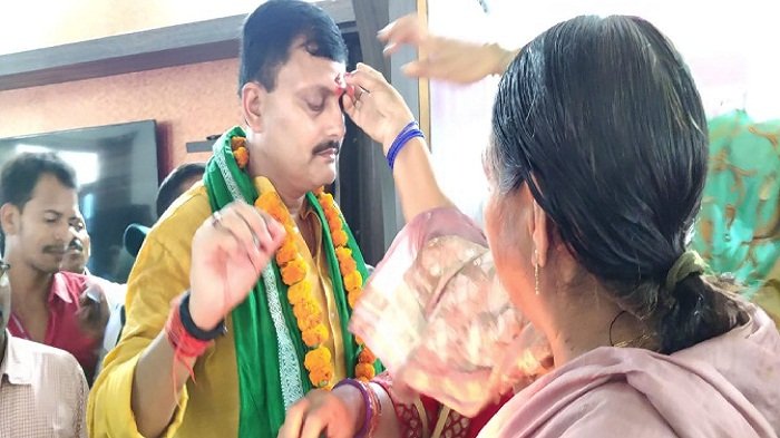 कुल देवी की पूजा के बाद नामांकन करने पहुंचे राजद के डब्लू सिंह, नबीनगर की जनता से मांगा आर्शीवाद 2