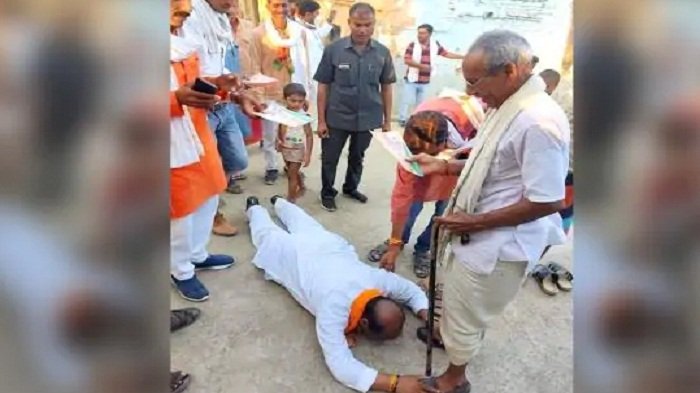 आरा के बीजेपी कैंडिडेट गोड़ धर के मांग रहे हैं वोट, पिछले बाद 666 वोट से हार गए थे 3