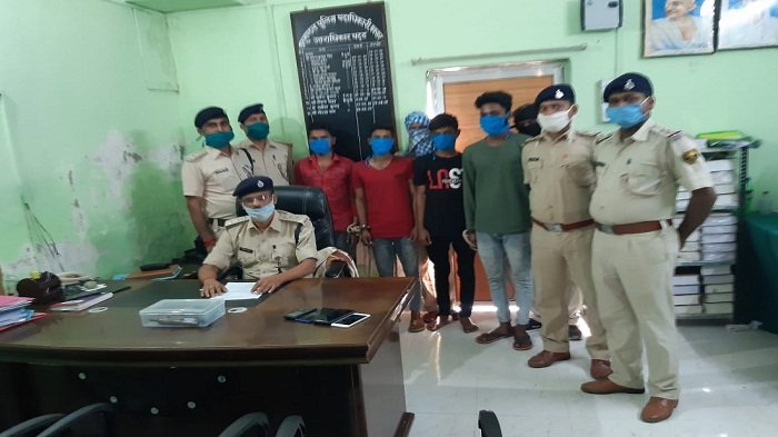 बक्सर: अपराध की योजना बनाते चार अपराधियों को पुलिस ने हथियार के साथ किया गिरफ्तार 14