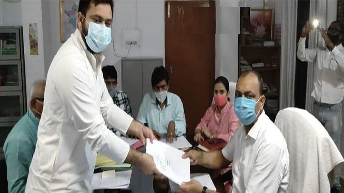 तेजस्वी यादव ने दाखिल किया नामांकन, बड़े भाई तेजप्रताप भी रहे मौजूद 3
