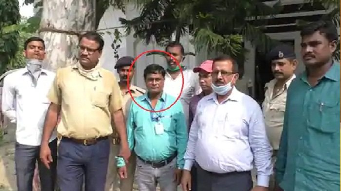 निगरानी विभाग के हत्थे चढ़ा सिविल सर्जन ऑफिस का क्लर्क, घूस लेते रंगे हाथ किया गिरफ्तार 3