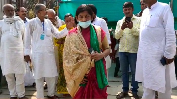 सहरसा विधानसभा क्षेत्र से राजद प्रत्याशी लवली आनंद ने की पूजा अर्चना, लिया आशीर्वाद 4