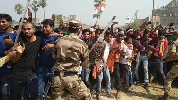 तेजस्वी की सभा में बेकाबू भीड़ पर पुलिस ने चटकाईं लाठियां, अफरा-तफरी का माहौल 7