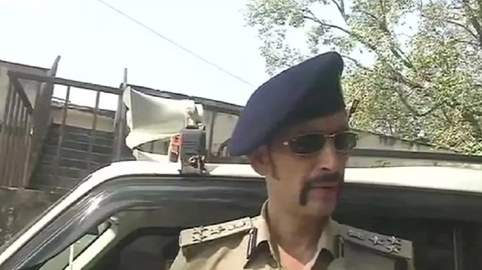 मुंगेर में स्थिति सामान्य, डीआईजी मनु महाराज ने कहा कि हम आगजनी करने वालों का पता लगाएंगे और कार्रवाई की जाएगी 6