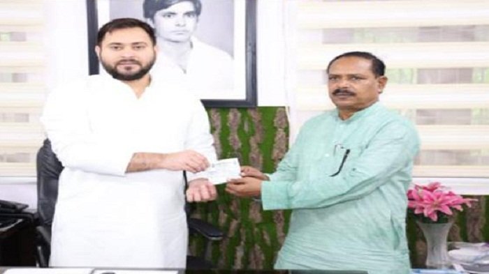 बीएसपी के प्रदेश अध्यक्ष आरजेडी में शामिल, तेजस्वी यादव ने अपने आवास पर दिलाई सदस्यता 13