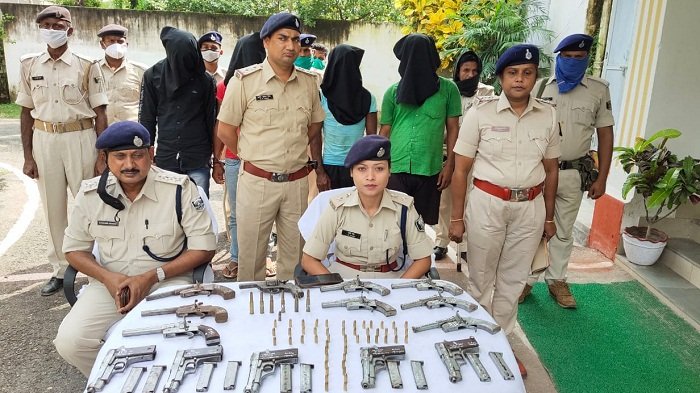 मुंगेर पुलिस ने अपराधियों और हथियार तस्करों के खिलाफ की कार्रवाई, 4 गिरफ्तार 5