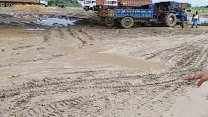 भिखारी ठाकुर के पैतृक गांव में नहीं बनी सड़क, ग्रामीणों को हो रही परेशानी 5