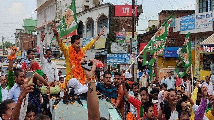 कुल देवी की पूजा के बाद नामांकन करने पहुंचे राजद के डब्लू सिंह, नबीनगर की जनता से मांगा आर्शीवाद 3