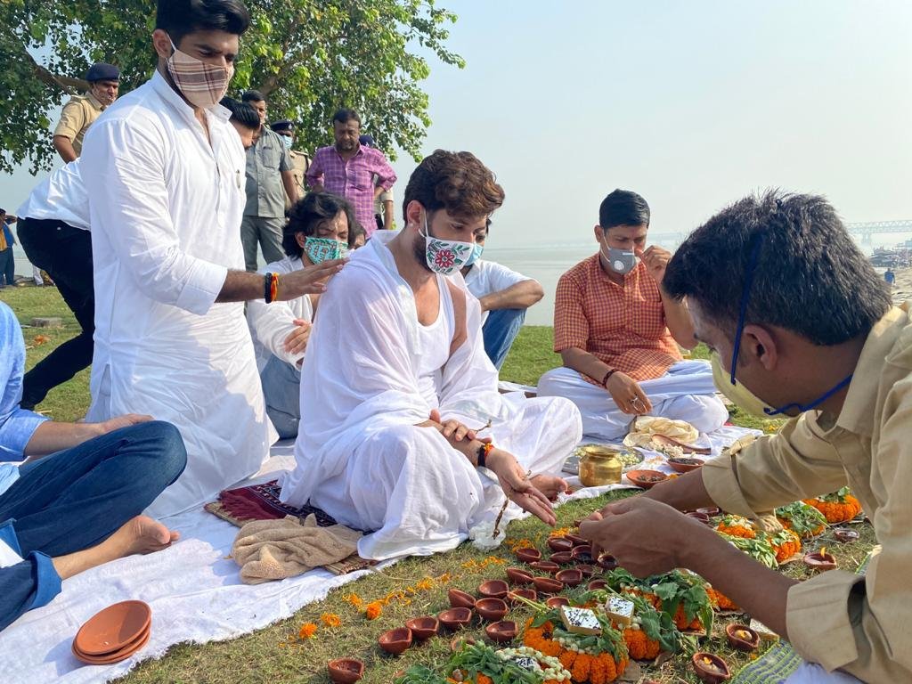 चिराग पासवान ने गंगा घाट पर किया पिता का पिंडदान, परिवार के सारे सदस्य मौजूद 7