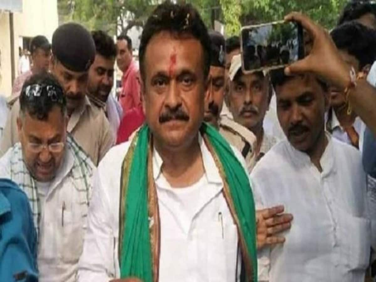 सोनपुर में धड़ाम से गिरे तेजप्रताप यादव के ससुर चंद्रिका राय, माला पहनाने की होड़ में टूटा मंच 2