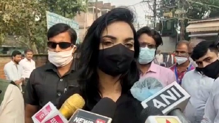 वोट डालने पहुंची पुष्पम प्रिया, बोलीं-बिहार तब तक आगे नहीं बढ़ेगा जब तक लालू-नीतीश से मुक्ति नहीं मिलेगी 8