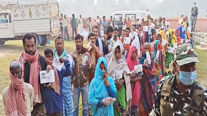 पश्चिम चंपारण की 6 विधानसभा सीटों पर मतदान जारी, महिला मतदाताओं की काफी भीड़ 9