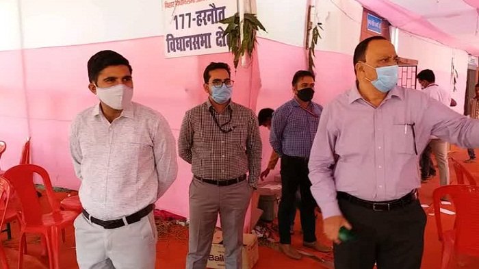 नालंदा में आज 3 बूथों पर हो रहा पुन: मतदान,  ईवीएम मशीन ले जाने के दौरान पानी में गिरा 5