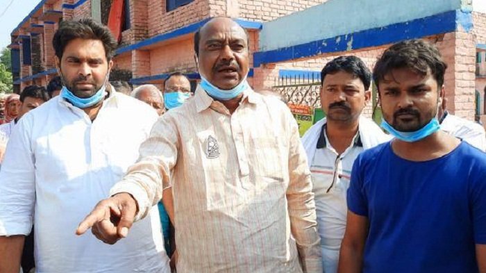 अररिया में आचार संहिता का उल्‍लंघन, पार्टी के चुनाव चिह्न वाला लोगो लगाकर बूथ पर पहुंचे राजद उम्‍मीदवार 8