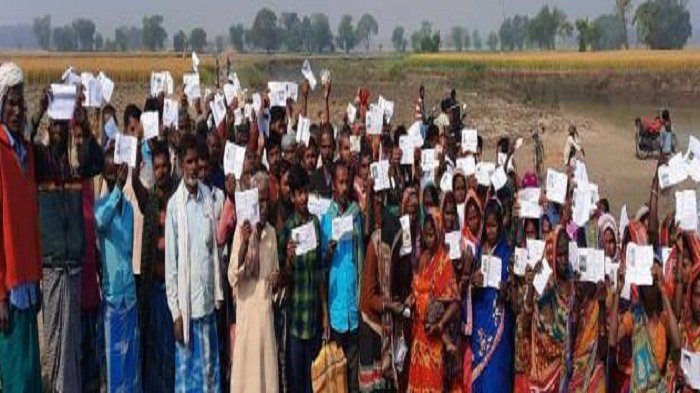 अररिया में हाथों में वोटर कार्ड लेकर लोगों ने मतदान के बहिष्कार की भरी हुंकार, मनाने में जुटे अफसर 10