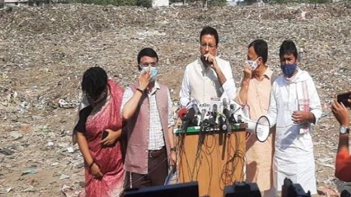 कांग्रेस नेता रणदीप सिंह सुरजेवाला ने पटना में कचरे के ढेर पर की प्रेस कॉन्फ्रेंस, जानें वजह 11