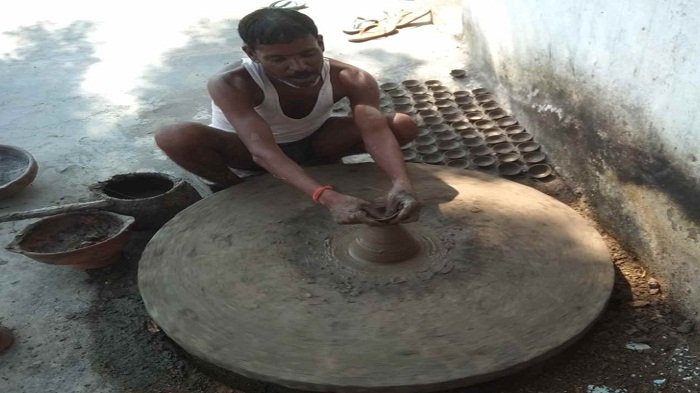 कोरोना के कारण बाजार की रौनक पर पड़ा असर, दीयों की बिक्री भगवान भरोसे, कुम्हार समुदाय के लोग उदास 1