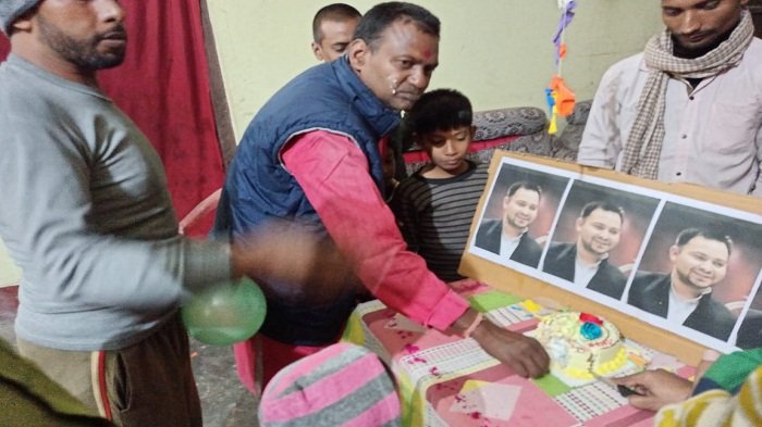 तेजस्वी यादव के बर्थडे पर जोश में कार्यकर्ता, मिठाई लेकर पहुंच रहे राबड़ी आवास 1