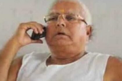 बिहार चुनाव की मतगणना पर पल- पल नज़र बनायें हुए हैं लालू यादव, फ़ोन पर ले रहे हैं जानकारी 13