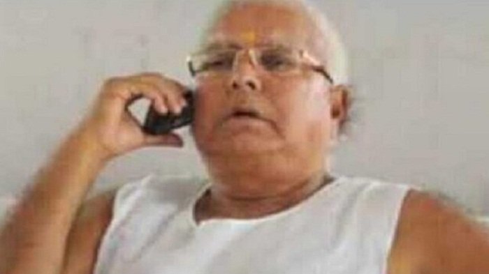 बिहार चुनाव की मतगणना पर पल- पल नज़र बनायें हुए हैं लालू यादव, फ़ोन पर ले रहे हैं जानकारी 1