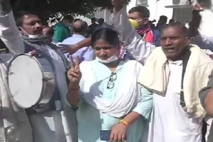 रूझान में बढ़त के बाद JDU ऑफिस में जश्न, बिहार में एक बार फिर बनेगी एनडीए की सरकार 13