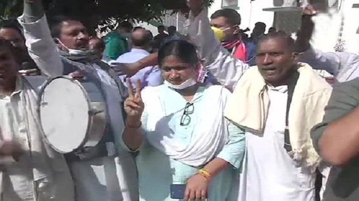 रूझान में बढ़त के बाद JDU ऑफिस में जश्न, बिहार में एक बार फिर बनेगी एनडीए की सरकार 1