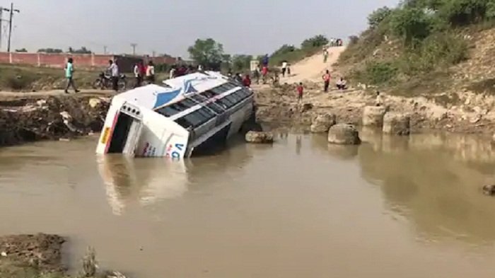 पटना से भभुआ जा रही यात्रियों से भरी बस धर्मावती नदी में पलटी,  एक की मौत कई जख्मी 10