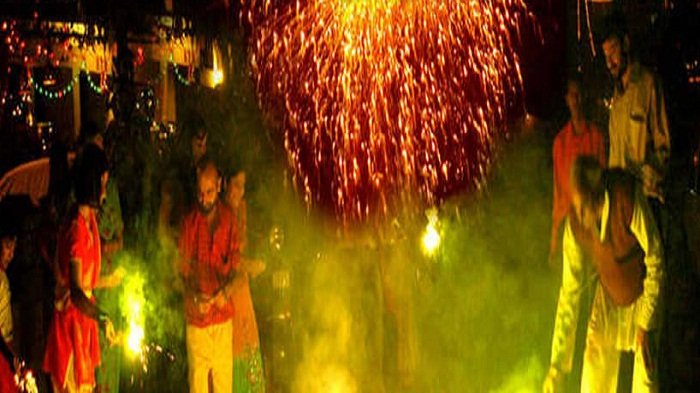 पटाखे जलाने से पहले बरतें ये सावधानी, भूलकर भी न करें ये काम 1