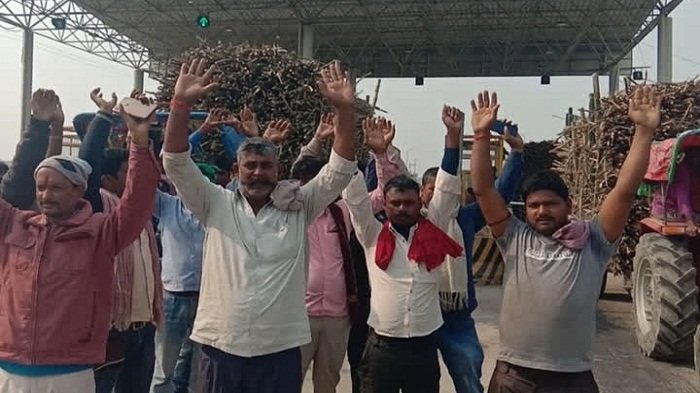 बेतिया: टोल टैक्स लेने पर किसानों का हंगामा, गन्ना लदे ट्रैक्टर के साथ विरोध प्रदर्शन 1