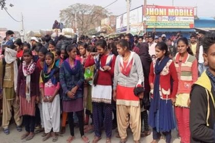 गया में कोचिंग संस्‍थान बंद करने पर भड़क गए छात्र-छात्राएं, सड़क जाम कर किया जमकर हंगामा 5