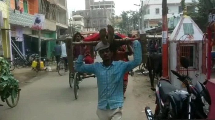 हड़ताल के कारण मरीज परेशान, परिजनों ने खाट से पहुंचाया अस्पताल 1
