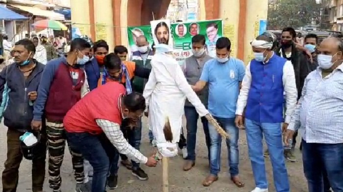 गया: युवा जदयू कार्यकर्ताओं ने तेजस्वी यादव का फूंका पुतला, जमकर की नारेबाजी 1
