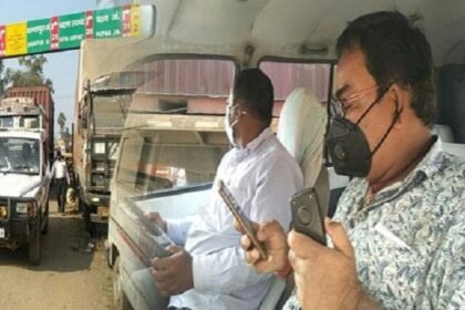 कोरोना संक्रमण को रोकने के लिए प्रशासन की पहल, माइकिंग के जरिये लोगों को किया जा रहा जागरूक 14