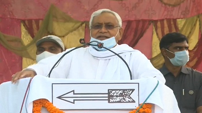 सभा के दौरान CM पर भीड़ ने फेंका प्याज, नीतीश कुमार बोले.. और फेंको 11