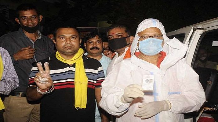 कोरोना पॉजिटिव BJP MLA ने पीपीई किट पहनकर किया मतदान, उनके समर्थक बिना मास्क थे 11