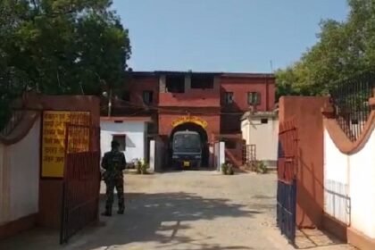 बिहार के कई जेलों में एक साथ छापेमारी, कई जगहों पर मोबाइल और गांजा बरामद 5