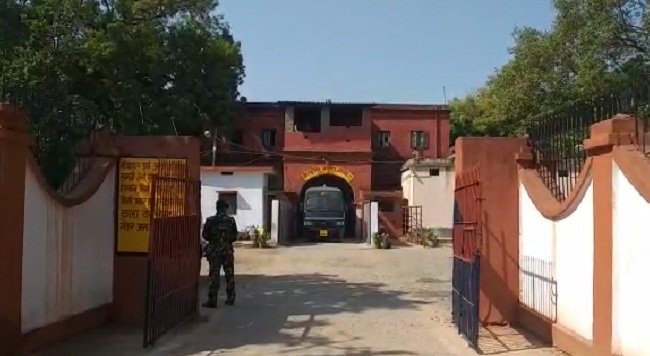 बिहार के कई जेलों में एक साथ छापेमारी, कई जगहों पर मोबाइल और गांजा बरामद 1