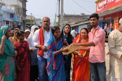 रतनपुरा पंचायत के भगवानपुर पूर्वी बाजार में अजित कुमार ने छठ व्रतियों के बीच पूजन सामग्री का किया गया वितरण 3