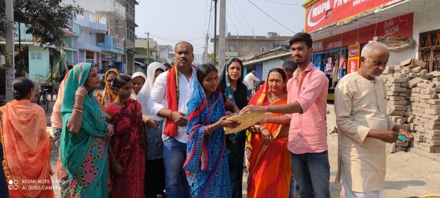 रतनपुरा पंचायत के भगवानपुर पूर्वी बाजार में अजित कुमार ने छठ व्रतियों के बीच पूजन सामग्री का किया गया वितरण 1