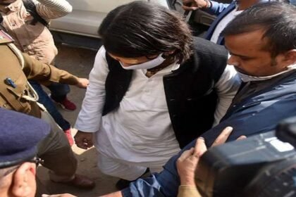 लालू को देखते ही भावुक हुए तेजप्रताप, कड़ी सुरक्षा के बीच की मुलाकात 8