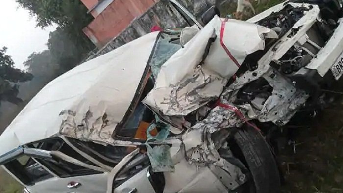 गया: तेज रफ्तार गाड़ी ने ट्रक में पीछे से मारी ठोकर, तीन की मौत और दो की हालत गंभीर 1