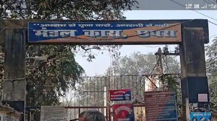 जेल के गेट पर अपराधियों ने की अंधाधुंध फायरिंग, कांस्टेबल को लगी गोली 1