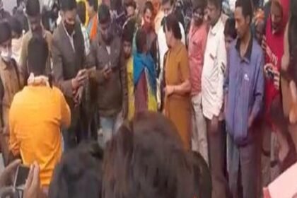 बड़ी खबर: आर ब्लॉक फ्लाई ओवर से युवती ने लगाई छलांग, मचा हड़कंप 5