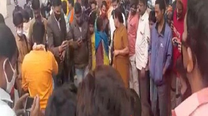 बड़ी खबर: आर ब्लॉक फ्लाई ओवर से युवती ने लगाई छलांग, मचा हड़कंप 1