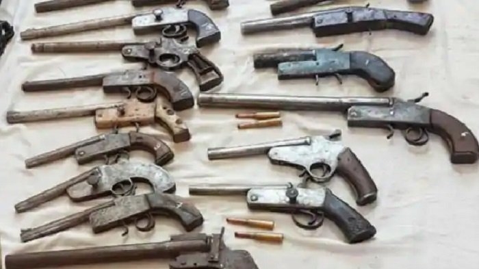 हथियार बनाने और तस्करी के एक बड़े रैकेट का एसटीएफ ने किया भंडाफोड़,  6 गिरफ्तार 1
